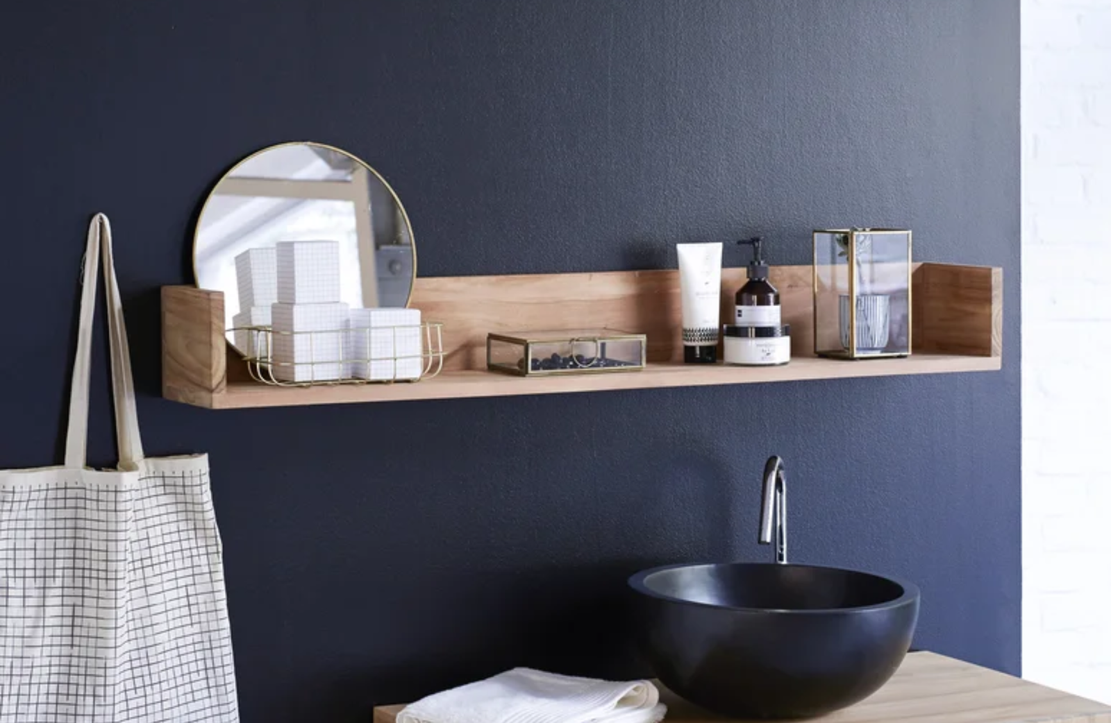 Space-Saving bathroom shelves